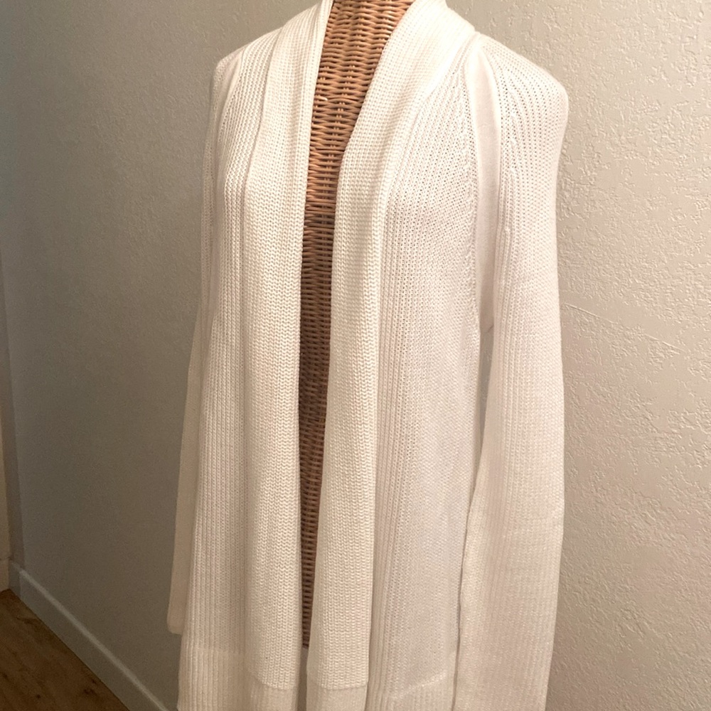 Vince White Cardigan NWT Women’s Size Medium 🕊️